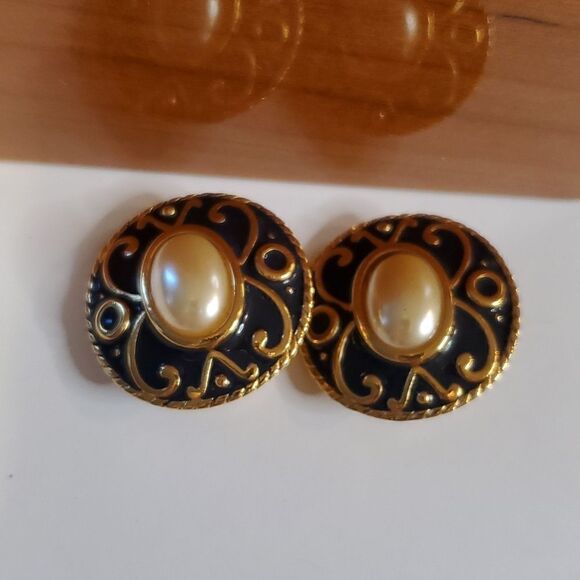 VINTAGE Black and Gold tone Faux Pearl Clip on Earrings. - Picture 1 of 3